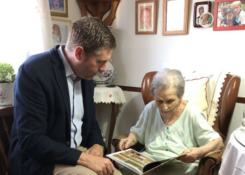 Homenatgem la senyora Teodora Ortega, veïna d'Abrera, pels seus 100 anys. Moltes felicitats!