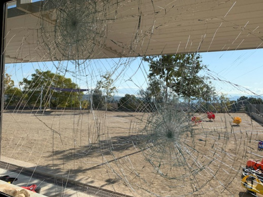 Rebuig a les accions vandàliques al pati d’educació infantil de l’Escola Francesc Platón i Sartí