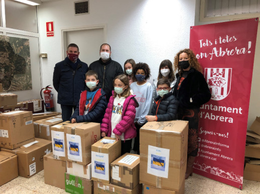 Abrera és solidària! Alumnat de l'Escola Josefina Ibáñez ens fa entrega de material solidari per a Ucraïna recollit al centre. Moltes gràcies!