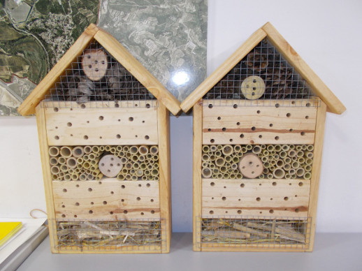 Model d’hotels per a abelles solitàries que s’estan instal·lant al terme municipal d’Abrera.