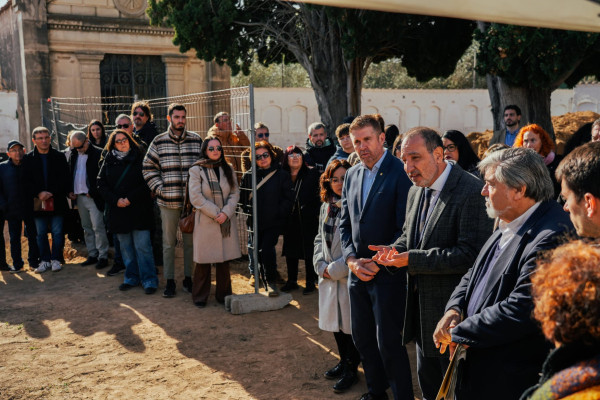 El conseller de justícia i qualitat democràtica de la Generalitat de Catalunya, Ramon Espadaler, visita la intervenció arqueològica a la fossa comuna del Cementiri Vell amb autoritats municipals i familiars de les persones afusellades el 1939