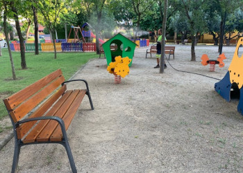Realitzem tasques de neteja i desinfecció dels parcs infantils del municipi