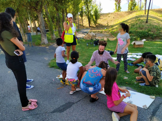 Els dimarts i els dimecres a la tarda participa a la Biblio-Parc del Camí del riu, al barri de Can Morral