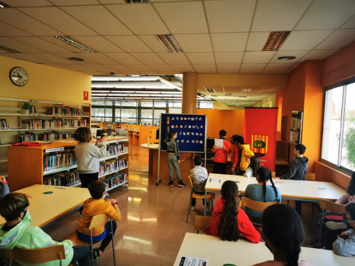 L'alumnat de 4t de primària de l'Escola Francesc Platón i Sartí visita la Biblioteca Josep Roca i Bros d'Abrera
