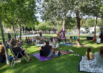 Una seixantena de persones gaudeixen del conta contes del Parc de l'Estació, amb motiu de la commemoració del dia internacional contra LGTBIfòbia i el Dia Internacional de les Famílies