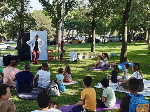 Una seixantena de persones gaudeixen del conta contes del Parc de l'Estació, amb motiu de la commemoració del dia internacional contra LGTBIfòbia i el Dia Internacional de les Famílies