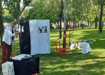 Una seixantena de persones gaudeixen del conta contes del Parc de l'Estació, amb motiu de la commemoració del dia internacional contra LGTBIfòbia i el Dia Internacional de les Famílies