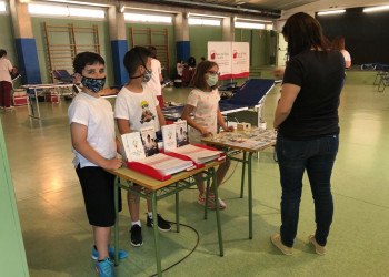Més de 60 persones han donat sang a la campanya de donació "Només tu pots salvar el món, dóna sang!" a l'Escola Francesc Platón i Sartí. Gràcies, Abrera!