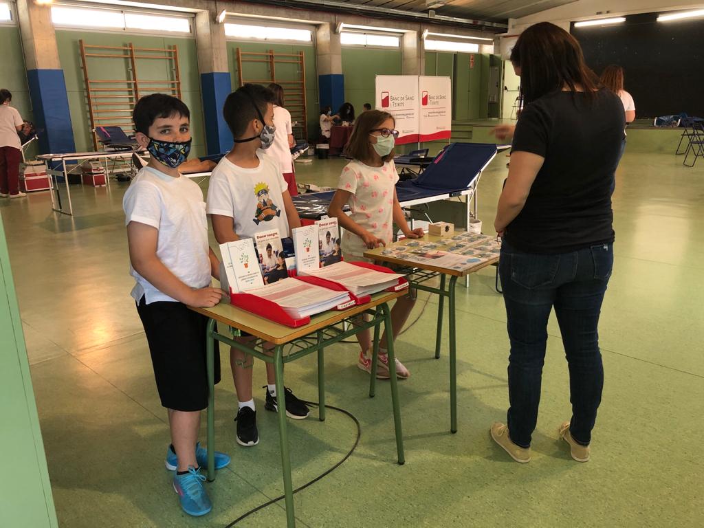 Més de 60 persones han donat sang a la campanya de donació "Només tu pots salvar el món, dóna sang!" a l'Escola Francesc Platón i Sartí. Gràcies, Abrera!