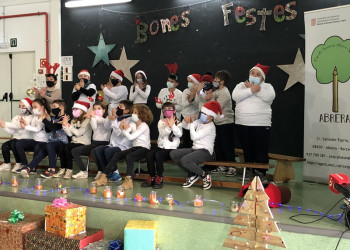 El Nadal es viu a Abrera! Assistim a la cantada tradicional de nadales de nenes i nens de l'Escola Francesc Platón i Sartí. Moltes gràcies!