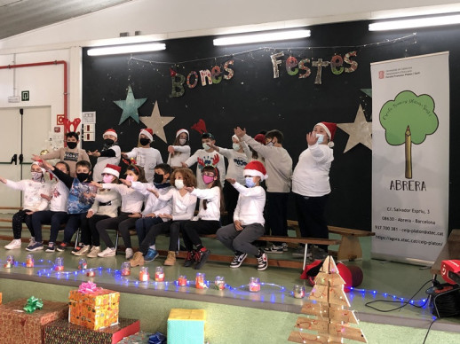 El Nadal es viu a Abrera! Assistim a la cantada tradicional de nadales de nenes i nens de l'Escola Francesc Platón i Sartí. Moltes gràcies!