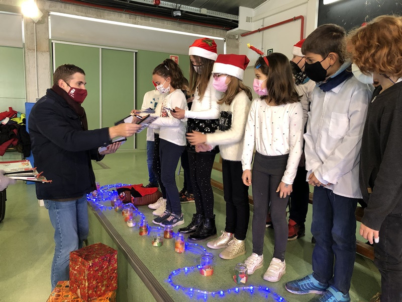 El Nadal es viu a Abrera! Assistim a la cantada tradicional de nadales de nenes i nens de l'Escola Francesc Platón i Sartí. Moltes gràcies!