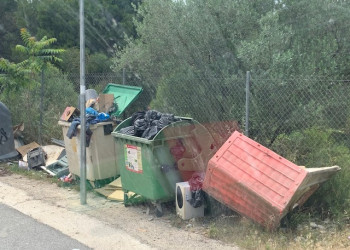 Detectem un nou abocament de voluminosos i trastos vells a la via pública al barri de Sant Miquel d'Abrera