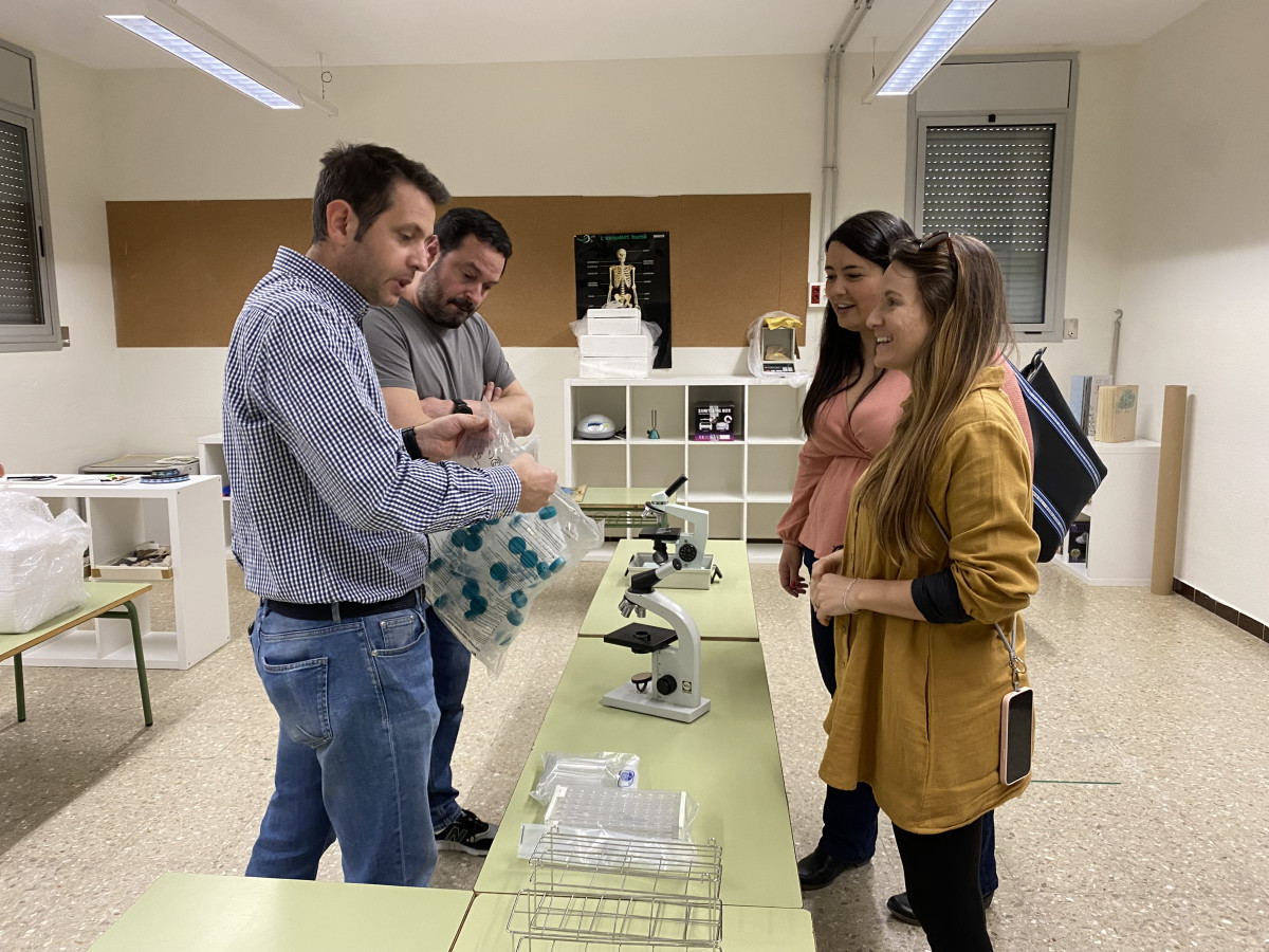 L'Escola Francesc Platón Sartí inaugura el Laboratori Joaquim Puig Alemany, amb material cedit per l'empresa J.P. Selecta