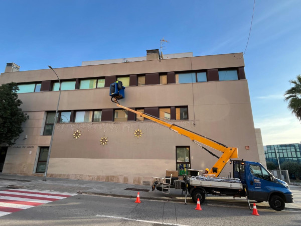 A Abrera encenem el Nadal amb una nova il·luminació festiva als equipaments municipals i carrers del nostre municipi. Instal·lació dels llums de Nadal al Centre Polivalent
