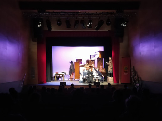 La Sala Municipal acull la darrera funció del Concurs de Teatre Amateur Vila d'Abrera amb "L’inspector"