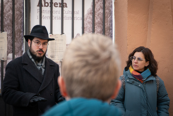 L'alumnat de Batxillerat de l'Institut Voltrera, de 4t d'ESO i de 6è curs de les escoles d'Abrera visiten la intervenció arqueològica a la fossa comuna del Cementiri Vell