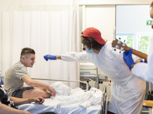 Pallapupas treballa perquè hi hagi espai per al riure durant el procés de la malaltia, i així convertir els hospitals en espais més amables i plens de vida mitjançant actuacions artístiques orientades a infants i gent gran, en estreta col·laboració amb el personal sanitari