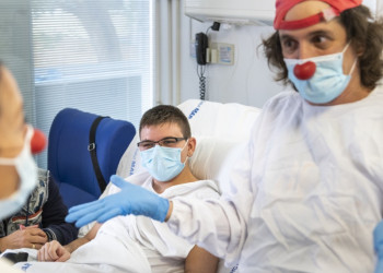 Pallapupas treballa perquè hi hagi espai per al riure durant el procés de la malaltia, i així convertir els hospitals en espais més amables i plens de vida mitjançant actuacions artístiques orientades a infants i gent gran, en estreta col·laboració amb el personal sanitari