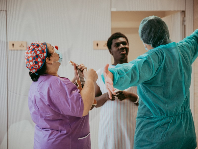 Pallapupas treballa perquè hi hagi espai per al riure durant el procés de la malaltia, i així convertir els hospitals en espais més amables i plens de vida mitjançant actuacions artístiques orientades a infants i gent gran, en estreta col·laboració amb el personal sanitari