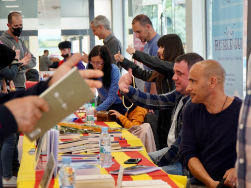 Gaudim de la diada de Sant Jordi d'Abrera, al Mercat Municipal i a la Casa de Cultura. Gràcies Abrera!