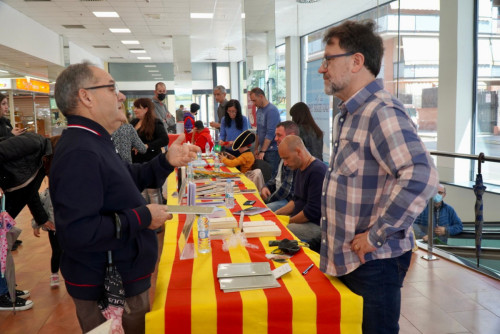 Gaudim de la diada de Sant Jordi d'Abrera, al Mercat Municipal i a la Casa de Cultura. Gràcies Abrera!