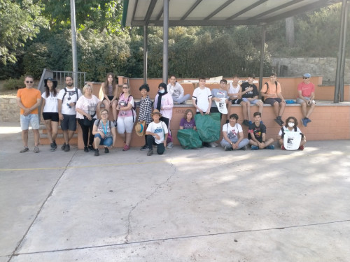 Nova jornada de recollida de deixalles al barri de Les Carpes d'Abrera, amb la participació de veïnes i veïns, alumnat de l'Institut Voltrera i membres d'ANDA
