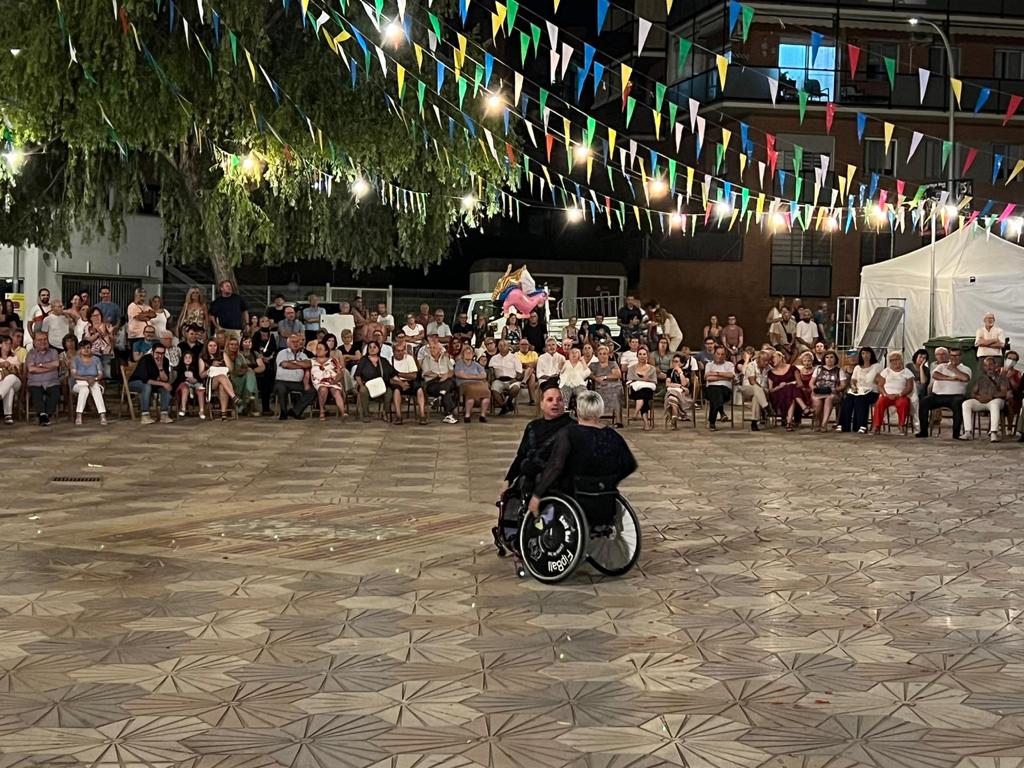 Festa Major 2022: ball amb l'Orquestra Selvatana, Pas a Pas i d’una parella de ballarins en cadira de rodes