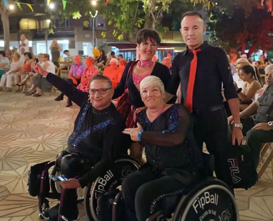 Festa Major 2022: ball amb l'Orquestra Selvatana, Pas a Pas i d’una parella de ballarins en cadira de rodes
