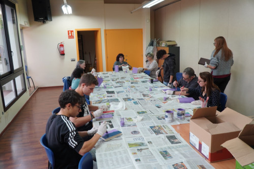 Abrera diu prou! Durant el mes de novembre commemorem el Dia Internacional contra les violències envers les dones amb diverses activitats - Taller pintada de llibres violeta a l'Hotel d'Entitats