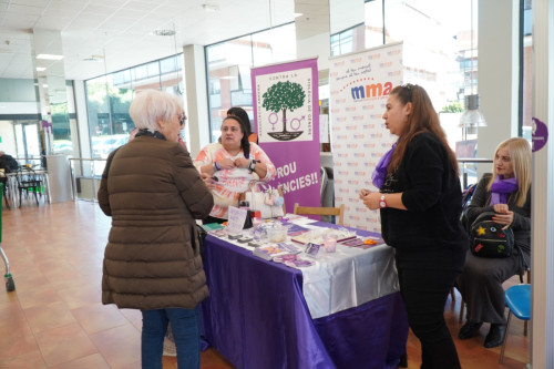 Abrera diu prou! Durant el mes de novembre commemorem el Dia Internacional contra les violències envers les dones amb diverses activitats - Punt Lila de l'Associació Abrera contra la violència de gènere al Mercat Municipal