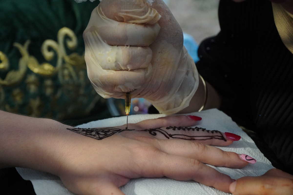 Festa Major d'Abrera 2023: Paradeta de dolços i henna de l'Associació Cultura Àrab Al Amal