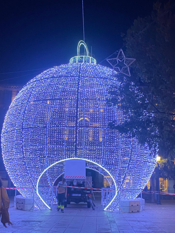 A Abrera encenem el Nadal amb una nova il·luminació festiva als equipaments municipals i carrers del nostre municipi. Pl. de Rafael Casanova