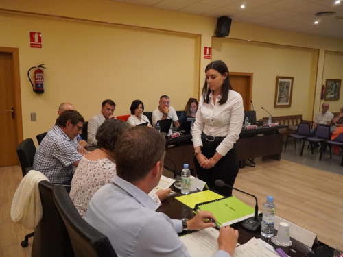 La nova regidora del grup municipal Alternativa d’Abrera (Ad’A), Iraida Adell, pren possessió del càrrec