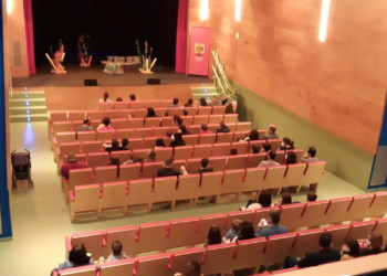 A Abrera reactivem les activitats per a la infància. Les famílies gaudeixen de la funció teatral "El peix Irisat!"