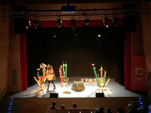 A Abrera reactivem les activitats per a la infància. Les famílies gaudeixen de la funció teatral "El peix Irisat!"