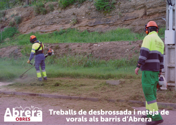 Tenim cura de la via pública del nostre municipi amb treballs de desbrossament d’herbes i neteja dels vorals en el barris d'Abrera