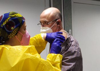 Els i les professionals sanitàries del CAP d'Abrera reben la primera dosi de la vacuna contra la Covid-19