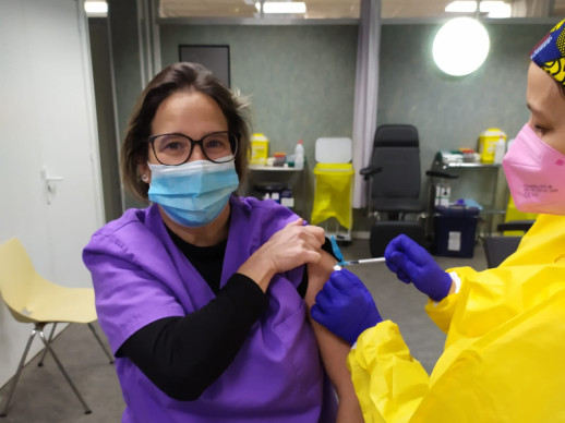 Els i les professionals sanitàries del CAP d'Abrera reben la primera dosi de la vacuna contra la Covid-19