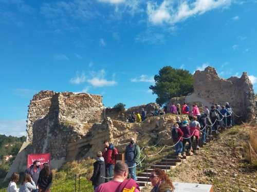 Més de 500 persones han gaudit de la jornada de portes obertes del Castell de Voltrera d'Abrera i el nou mirador de Montserrat d'Abrera