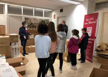 Abrera és solidària! Alumnat de l'Escola Josefina Ibáñez ens fa entrega de material solidari per a Ucraïna recollit al centre. Moltes gràcies!