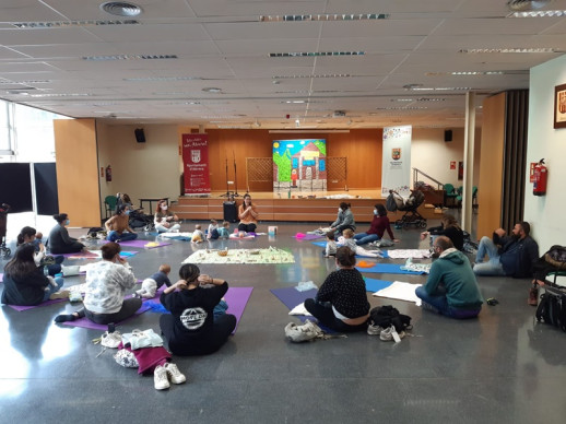 Maternem a Abrera! Dimecres 20 d'abril les famílies van gaudir del taller "Contes sobre la Pell" a càrrec d'Ana Paredes