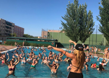 Ràdio a Abrera a la Piscina Municipal d’Estiu! Dimecres 13 de juliol de 2022 ens hem divertit amb l'emissió en directe de "El Top" amb música, jocs i regals i la col·laboració de Vive y Baila i la Bibliopiscina!