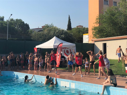 Ràdio Abrera a la Piscina Municipal d’Estiu! Dimecres 20 de juliol de 2022 ens hem divertit amb l'emissió en directe de "El Top" amb música, jocs i regals i la col·laboració de #Big Friday On Air i la Bibliopiscina!