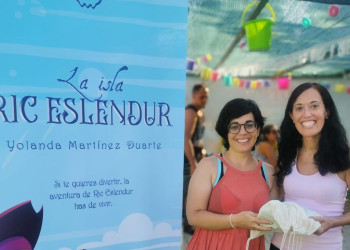 L'escriptora abrerenca Yolanda Martínez Duarte presenta el seu llibre infantil "La isla Ric Esléndur" a la Bibliopisicina, a la Piscina Municipal d'Estiu d'Abrera