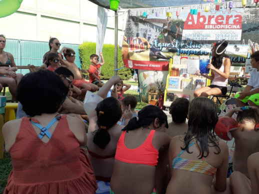 L'escriptora abrerenca Yolanda Martínez Duarte presenta el seu llibre infantil "La isla Ric Esléndur" a la Bibliopisicina, a la Piscina Municipal d'Estiu d'Abrera