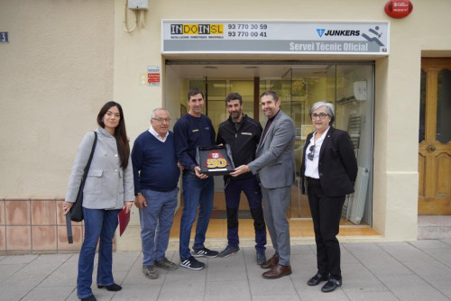 Entreguem les plaques commemoratives a diferents comerços d'Abrera, pels seus 25 i 50 anys d'activitat comercial al nostre municipi