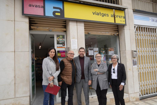 Entreguem les plaques commemoratives a diferents comerços d'Abrera, pels seus 25 i 50 anys d'activitat comercial al nostre municipi