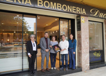 Entreguem les plaques commemoratives a diferents comerços d'Abrera, pels seus 25 i 50 anys d'activitat comercial al nostre municipi