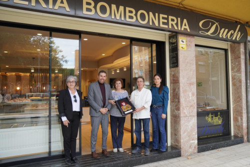 Entreguem les plaques commemoratives a diferents comerços d'Abrera, pels seus 25 i 50 anys d'activitat comercial al nostre municipi